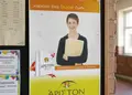 Flyer εκτυπώσεων με έντονα χρώματα και μοντέρνα γραμματοσειρά, ιδανικό για προώθηση υπηρεσιών και προσφορών.