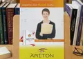 Flyer εκτυπώσεων με έντονα χρώματα και μοντέρνα γραμματοσειρά, ιδανικό για προώθηση υπηρεσιών και προσφορών.