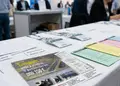 Eκτύπωση flyer με φωτεινά χρώματα και οργανωμένη διάταξη, κατάλληλο για προώθηση προϊόντων και προσφορών.