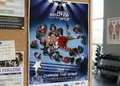 Flyer εκτυπώσεων με ζωντανά χρώματα, προσεγμένη διάταξη και γραφικά για προώθηση προϊόντων και υπηρεσιών.