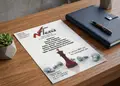 Flyer εκτύπωσης με δυναμικά χρώματα και μοντέρνα γραμματοσειρά, ιδανικό για προώθηση προϊόντων και υπηρεσιών.
