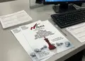 Flyer εκτύπωσης με δυναμικά χρώματα και μοντέρνα γραμματοσειρά, ιδανικό για προώθηση προϊόντων και υπηρεσιών.