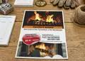 Flyer εκτύπωσης με ζωντανά μπλε και πορτοκαλί χρώματα, οργανωμένο layout και ευανάγνωστο κείμενο για προώθηση προσφορών.