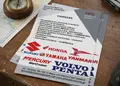 Flyer με ζωντανά χρώματα και οργανωμένη διάταξη, ιδανικό για προώθηση προϊόντων και εκδηλώσεων.