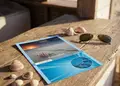 Flyer με ζωντανά χρώματα και ελκυστικό κεντρικό γραφικό, ιδανικό για προωθήσεις και προσφορές.
