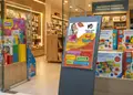 Flyer για προώθηση εκπτώσεων με ζωντανά χρώματα και ευανάγνωστο κείμενο, ιδανικό εργαλείο μάρκετινγκ.