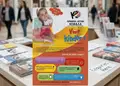 Flyer για προώθηση εκπτώσεων με ζωντανά χρώματα και ευανάγνωστο κείμενο, ιδανικό εργαλείο μάρκετινγκ.