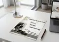 Flyer εκτύπωσης με φωτεινές αποχρώσεις και καλαίσθητη διάταξη, ιδανικό για προωθητικές ενέργειες.