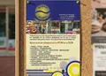 Flyer με ζωντανά μπλε και πορτοκαλί χρώματα, κομψό σχέδιο και ενημερωτικό περιεχόμενο για προώθηση υπηρεσιών.