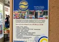 Flyer με ζωντανά μπλε και πορτοκαλί χρώματα, κομψό σχέδιο και ενημερωτικό περιεχόμενο για προώθηση υπηρεσιών.