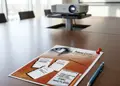 Flyer εκτυπώσεων με ζωντανά χρώματα και μοντέρνες γραμματοσειρές, ιδανικό για προωθήσεις και εκδηλώσεις.