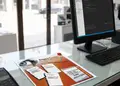 Flyer εκτυπώσεων με ζωντανά χρώματα και μοντέρνες γραμματοσειρές, ιδανικό για προωθήσεις και εκδηλώσεις.