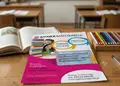 Δημιουργικό flyer προώθησης με έντονες κόκκινες και κίτρινες αποχρώσεις, ιδανικό για προσφορές και νέα προϊόντα.