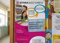 Δημιουργικό flyer προώθησης με έντονες κόκκινες και κίτρινες αποχρώσεις, ιδανικό για προσφορές και νέα προϊόντα.