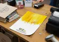 Flyer προώθησης εκπτώσεων με λαμπερό κίτρινο και ζωντανό μπλε χρώματα, στρατηγική διάταξη και ισχυρές εικόνες.