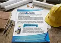 Flyer προώθησης με φωτεινό κόκκινο και μαύρο χρώμα, σχεδιασμένο για προσφορές και ενημερώσεις επιχείρησης.