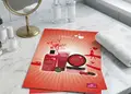 Flyer για εκτυπώσεις με κοκκινωπό μπλε φόντο, μοντέρνες γραμματοσειρές και εικόνες προϊόντων.