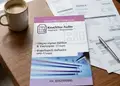 Flyer εκτύπωσης με φωτεινό κόκκινο και χρυσαφί χρώματα, δυναμική σχεδίαση και μοντέρνα γραμματοσειρά.