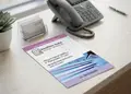 Flyer εκτύπωσης με φωτεινό κόκκινο και χρυσαφί χρώματα, δυναμική σχεδίαση και μοντέρνα γραμματοσειρά.