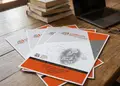 Flyer προώθησης με ζωντανά χρώματα και ευανάγνωστο κείμενο, ιδανικό για εκπτώσεις και εκδηλώσεις.