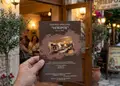 Flyer εκτυπώσεων με φωτεινό μπλε και πορτοκαλί χρώματα, μεγάλα ευανάγνωστα κείμενα και δυναμικές εικόνες.