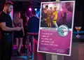 Flyer εκτύπωσης με έντονες χρωματικές αποχρώσεις, οργανωμένο layout και φιλικές γραμματοσειρές για προσφορές.