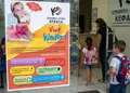 Αφίσα εκτυπώσεων με ζωντανά χρώματα, σύγχρονες γραμματοσειρές και εντυπωσιακά γραφικά, ιδανική για διαφημίσεις εκδηλώσεων.