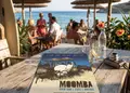Αφίσα προώθησης εκδηλώσεων με φωτεινά χρώματα και γραφικά, ιδανική για δημόσιους χώρους.