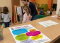 Αφίσα με δυναμικό σχεδιασμό, κόκκινες και μπλε αποχρώσεις, ελκυστικά γραφικά και ανθεκτικό χαρτί.