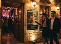 Αφίσα για διαφημίσεις με ζωντανά χρώματα, εντυπωσιακά γραφικά και προσαρμοσμένα στοιχεία.