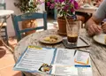 Κατάλογος café με ζωντανά χρώματα, κομψά γραφικά και ευανάγνωστη τυπογραφία, ιδανικός για εστιατόρια.