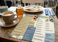 Κατάλογος café με ζωντανά χρώματα και ελκυστικά γραφικά, ιδανικός για καφετέριες και take away.