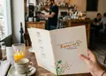 Κατάλογος café σε φωτεινά χρώματα με σχεδιασμό που τονίζει ροφήματα και πιάτα, ιδανικός για προσαρμογή.