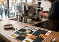 Κατάλογος café με ζωντανά χρώματα και κομψή διάταξη, ιδανικός για την παρουσίαση μενού, εκτύπωση υψηλής ποιότητας.