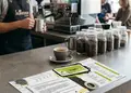 Κατάλογος café με μοντέρνα γραφικά και ζεστά χρώματα, προσαρμόσιμος για καφετέριες.