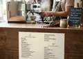Κατάλογος café με ζωντανά χρώματα και καλαίσθητη διάταξη, επισημαίνει πιάτα και ροφήματα.