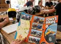 Δίπτυχη μπροσούρα με πληροφορίες ενοικίασης μοτοσικλετών και χάρτη Νάξου