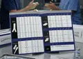Διαφημιστική μπροσούρα δίπτυχο με ζωντανά χρώματα και λογότυπο