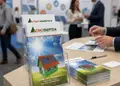 Διαφημιστική μπροσούρα με γραφικά και λογότυπο επιχείρησης