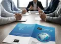 Δίπτυχη μπροσούρα με μπλε έντονο σχέδιο και κείμενο