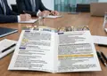 Πολύπτυχη μπροσούρα με ζωντανά γραφικά σε επαγγελματικό περιβάλλον.