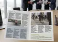 Τρίπτυχη μπροσούρα με φωτεινά χρώματα σε επαγγελματικό περιβάλλον