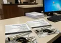 Πολύπτυχο διαφημιστικό έντυπο με εργαλεία και σωλήνες για υδραυλικές υπηρεσίες