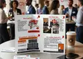 Δίπτυχο φυλλάδιο εκτυπώσεων με ζωντανά χρώματα και κομψό σχέδιο