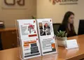 Δίπτυχο φυλλάδιο εκτυπώσεων με ζωντανά χρώματα και κομψό σχέδιο