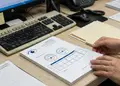 Επαγγελματικό συνταγολόγιο γιατρού με καθαρές γραμμές και έντονα χρώματα, σχεδιασμένο για ευανάγνωστες συνταγές.