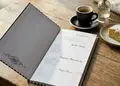 Κατάλογος café με ζωντανά χρώματα και ελκυστικά γραφικά, σχεδιασμένος για εύκολη περιήγηση.