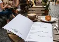 Κατάλογος café με ζωντανά χρώματα και μοντέρνα γραφικά, ιδανικός για την παρουσίαση μενού και ειδικών προσφορών.