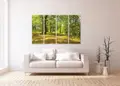 Πίνακας σε καμβά για χώρο που μπορεί να προορίζεται ως σαλόνι, με τοπίο δάσους, σε ρεαλιστικό στυλ και μοντέρνα διακόσμηση.