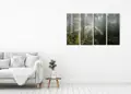 Πίνακας σε καμβά για χώρο που μπορεί να προορίζεται για σαλόνι, με θέμα το τοπίο ενός δάσους, σε ρεαλιστικό και μοντέρνο στυλ.